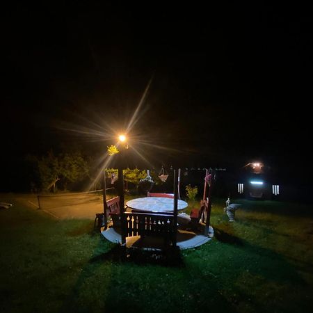 Cabana Cu Teren De Tenis -- Etaj Banita Εξωτερικό φωτογραφία